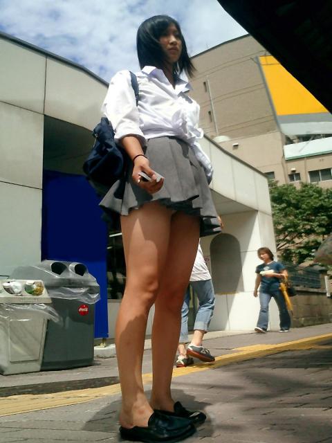 【ミニスカJK街撮り画像】ミニスカに裸足が妙にエロい女子高生の登下校！思わず勃起しそうになる街撮り画像 その10