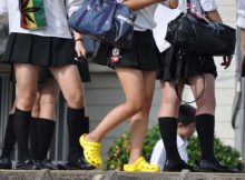 【ミニスカJK街撮り画像】ミニスカに裸足が妙にエロい女子高生の登下校！思わず勃起しそうになる街撮り画像