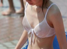 【透け乳首エロ画像】白系の水着で乳首透け透け！ビーチやプールサイドで公然わいせつ寸前の水着ギャルｗｗｗ