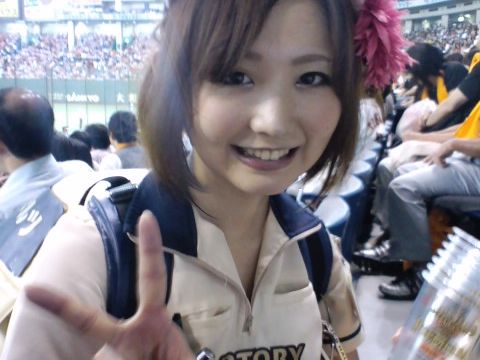 暑い夏はデーゲームを観ながらビールが最高だよな♪球場の売り子さんが可愛すぎるンゴｗｗｗｗｗ