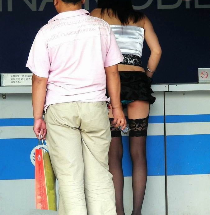 【盗撮犯エロ画像】スカートの中を撮ろうとしてる性犯罪者の行動が世界中同じでワロタｗｗｗ その10