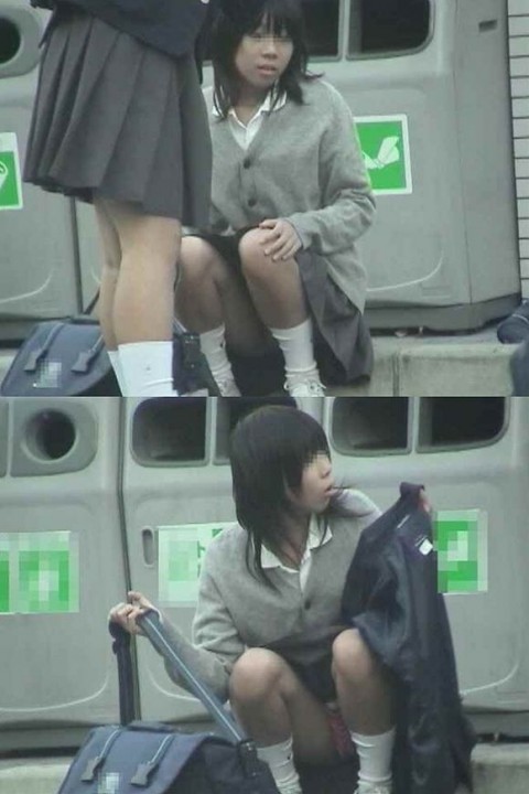 【JKパンチラエロ画像】近ごろの女子高生は本当お行儀悪いよなｗｗ下半身ゆるゆるでパンツまる見えだぜｗｗｗ その12