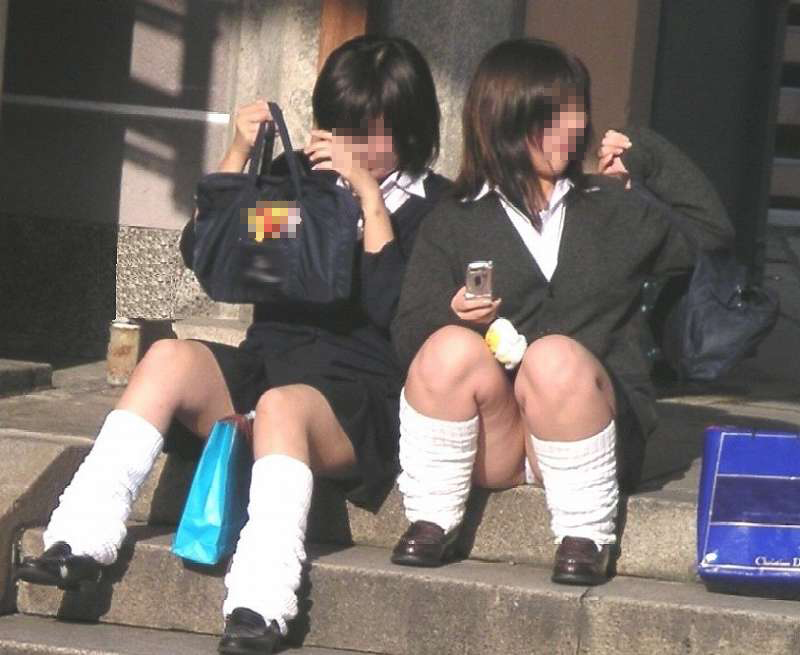 【JKパンチラエロ画像】近ごろの女子高生は本当お行儀悪いよなｗｗ下半身ゆるゆるでパンツまる見えだぜｗｗｗ その17
