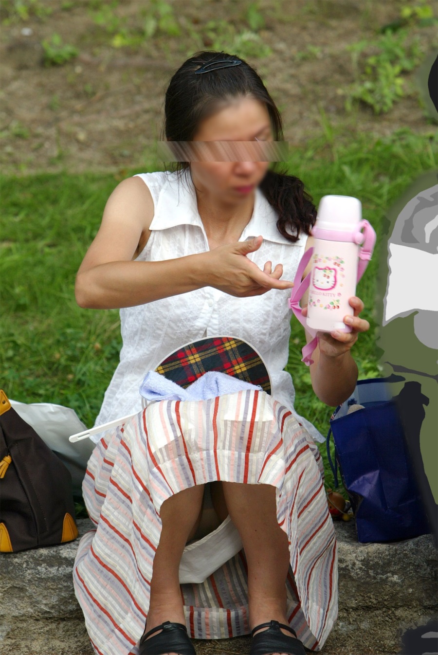 【子連れママパンチラエロ画像】公園で子供を遊ばせてるおかーさん、パンツまる見えですよｗｗｗ その3