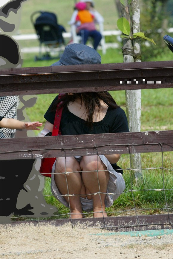 【子連れママパンチラエロ画像】公園で子供を遊ばせてるおかーさん、パンツまる見えですよｗｗｗ その4