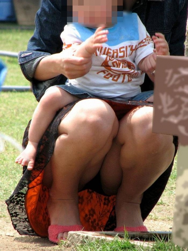【子連れママパンチラエロ画像】公園で子供を遊ばせてるおかーさん、パンツまる見えですよｗｗｗ その10