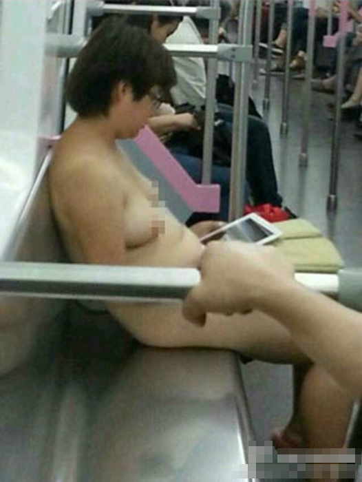 【中国全裸エロ画像】土人かよｗｗｗ中国の街中で全裸になってる女の姿にエロさを感じないｗｗｗ その1