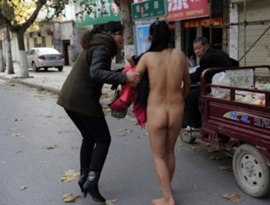 【中国全裸エロ画像】土人かよｗｗｗ中国の街中で全裸になってる女の姿にエロさを感じないｗｗｗ その4