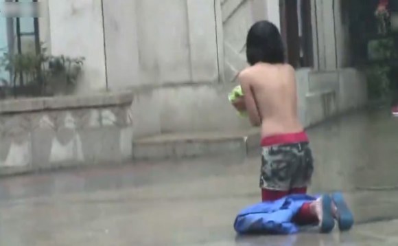 【中国全裸エロ画像】土人かよｗｗｗ中国の街中で全裸になってる女の姿にエロさを感じないｗｗｗ その5