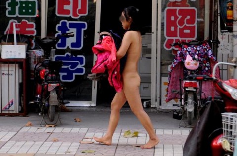【中国全裸エロ画像】土人かよｗｗｗ中国の街中で全裸になってる女の姿にエロさを感じないｗｗｗ その6