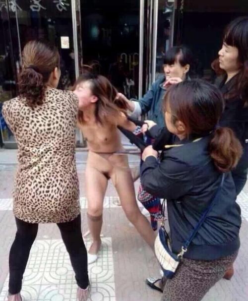 【中国全裸エロ画像】土人かよｗｗｗ中国の街中で全裸になってる女の姿にエロさを感じないｗｗｗ その7