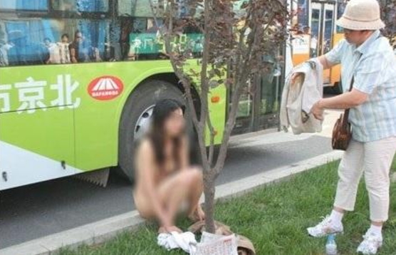 【中国全裸エロ画像】土人かよｗｗｗ中国の街中で全裸になってる女の姿にエロさを感じないｗｗｗ その8