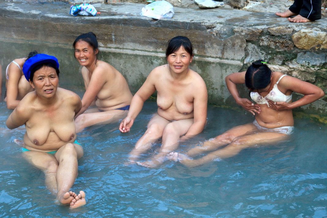 【中国全裸エロ画像】土人かよｗｗｗ中国の街中で全裸になってる女の姿にエロさを感じないｗｗｗ その9