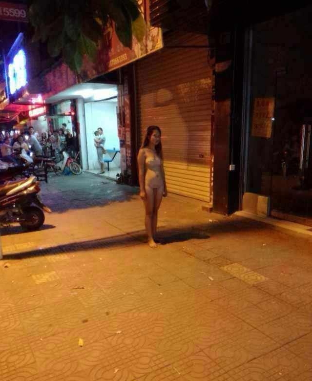 【中国全裸エロ画像】土人かよｗｗｗ中国の街中で全裸になってる女の姿にエロさを感じないｗｗｗ その10