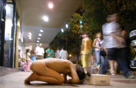 【中国全裸エロ画像】土人かよｗｗｗ中国の街中で全裸になってる女の姿にエロさを感じないｗｗｗ その14