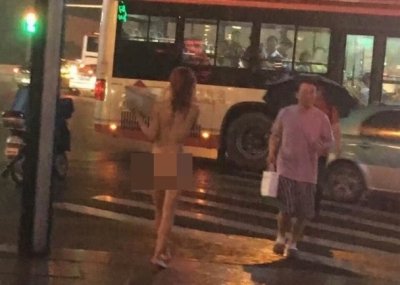 【中国全裸エロ画像】土人かよｗｗｗ中国の街中で全裸になってる女の姿にエロさを感じないｗｗｗ その15