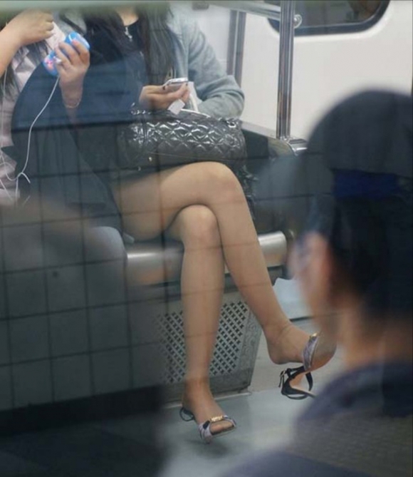 【電車内足組みエロ画像】電車の中でスカートなのに足組みしてる行儀悪いおねーさん…痴女レベルに露出した太ももがエロぉｗｗｗ その4