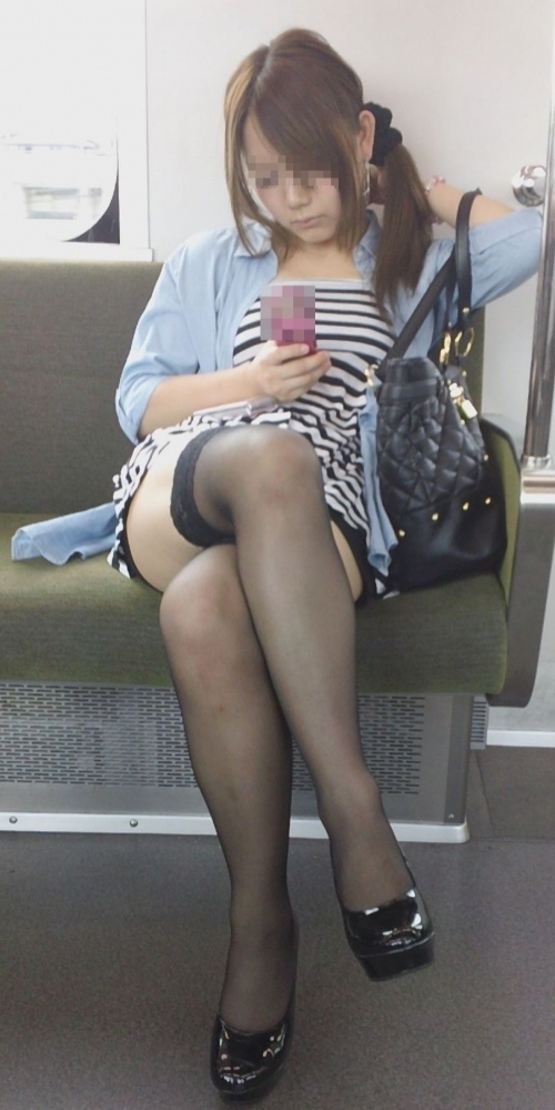 【電車内足組みエロ画像】電車の中でスカートなのに足組みしてる行儀悪いおねーさん…痴女レベルに露出した太ももがエロぉｗｗｗ その13