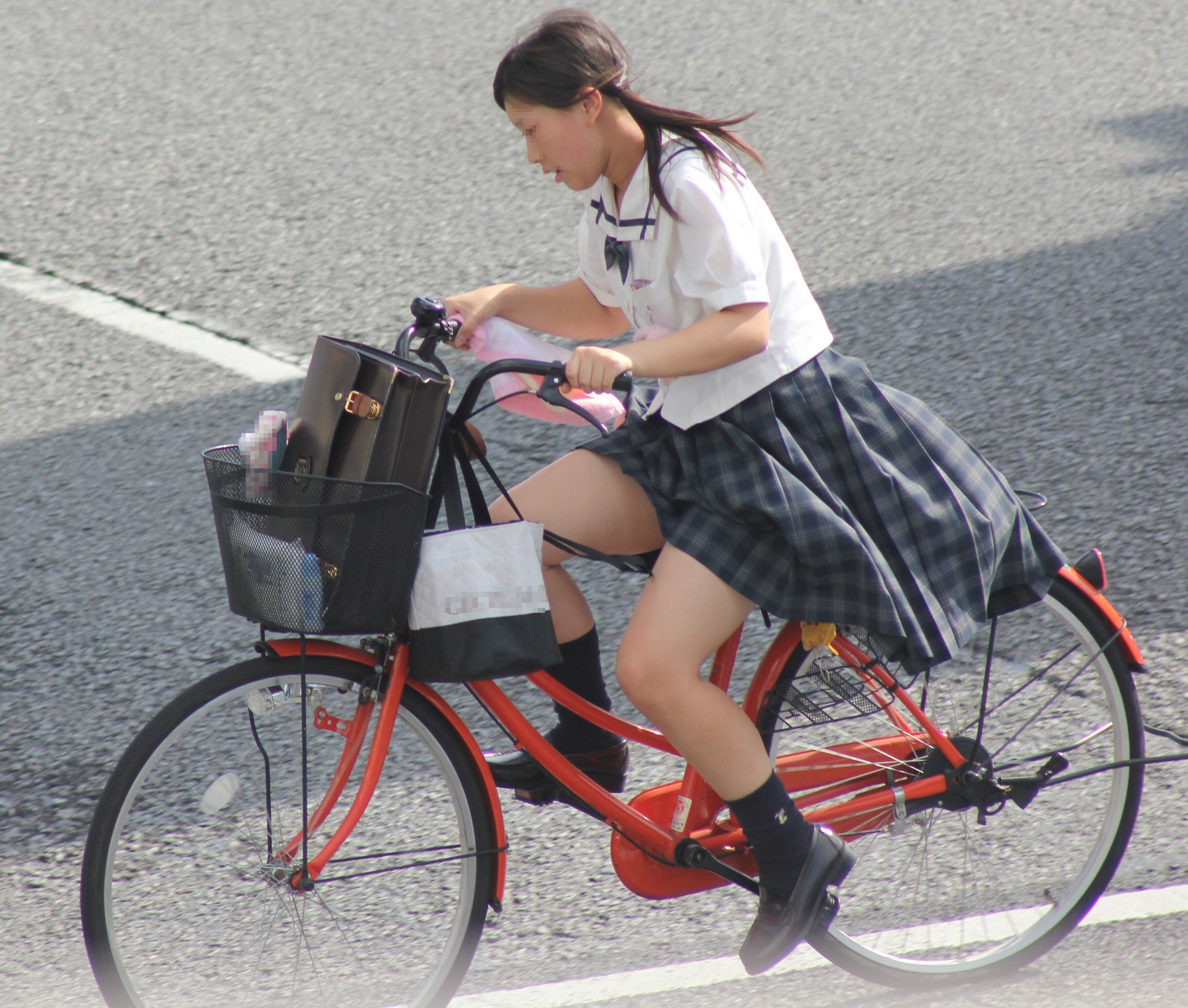 【ミニスカ自転車エロ画像】スカートで自転車に乗ってるおねーさんの大胆な太ももに草不可避ｗｗｗこのギリギリのチラリズムがエロォォォ！！ その3