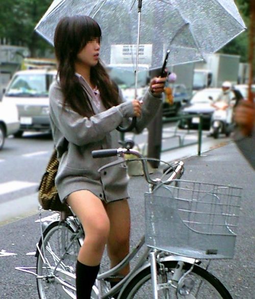 【ミニスカ自転車エロ画像】スカートで自転車に乗ってるおねーさんの大胆な太ももに草不可避ｗｗｗこのギリギリのチラリズムがエロォォォ！！ その4