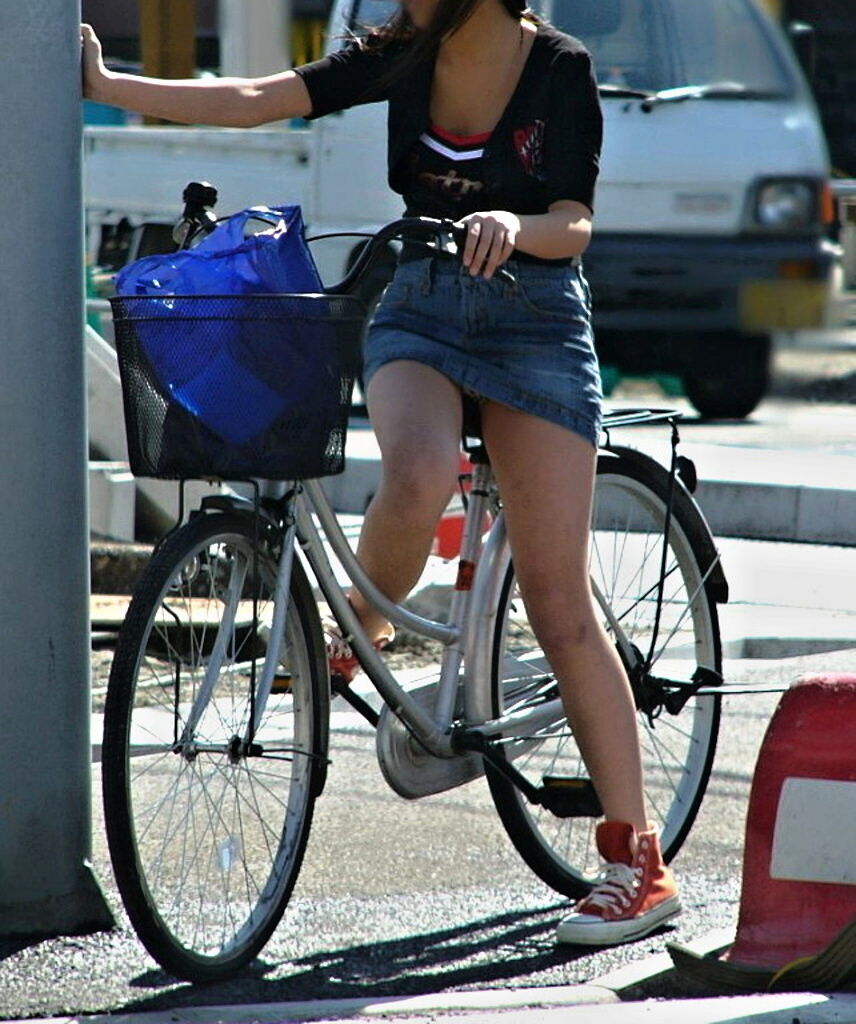 【ミニスカ自転車エロ画像】スカートで自転車に乗ってるおねーさんの大胆な太ももに草不可避ｗｗｗこのギリギリのチラリズムがエロォォォ！！ その8