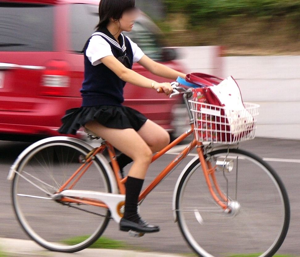 【ミニスカ自転車エロ画像】スカートで自転車に乗ってるおねーさんの大胆な太ももに草不可避ｗｗｗこのギリギリのチラリズムがエロォォォ！！ その12