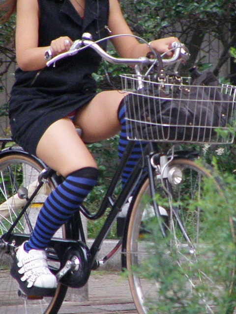 【ミニスカ自転車エロ画像】スカートで自転車に乗ってるおねーさんの大胆な太ももに草不可避ｗｗｗこのギリギリのチラリズムがエロォォォ！！ その13