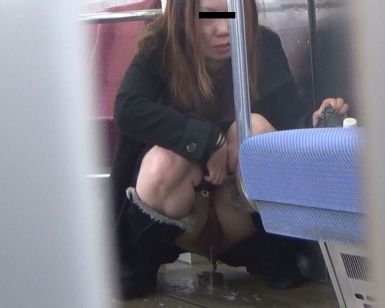 【電車内放尿エロ画像】コレってガチで逮捕されたヤツだろ？露出癖拗らせた女が電車内でおしっこしてるぞｗｗｗｗ その14