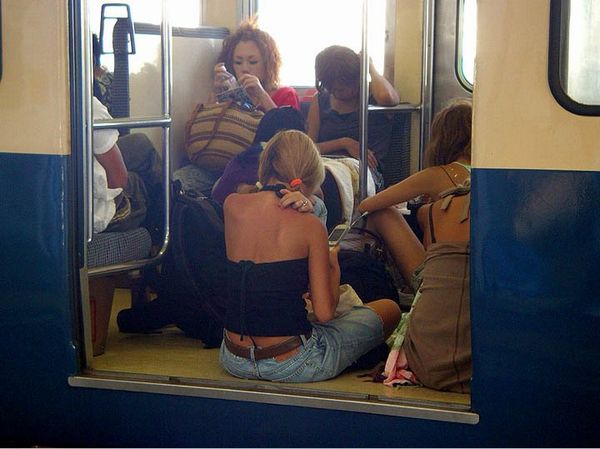 【電車内エロ画像】これはどこの国だよｗｗｗ電車内がガチでカオス！DQN過ぎるリア充の蛮行をご覧くださいｗｗｗｗ その2