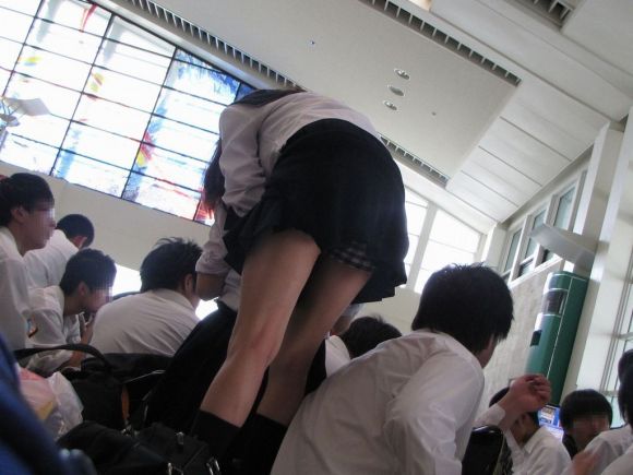 【JKおふざけエロ画像】男子にパンツくらい見られても平気な共学女子高生のおふざけエロ画像ｗｗｗｗ その5