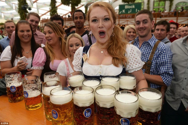 【ビール祭りエロ画像】ゲルマン娘のおっぱいすげーｗｗｗドイツのビール祭りが完全におっぱいの見本市ｗｗｗｗ その8