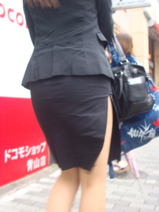 【街撮りOLエロ画像】ピタッと張り付くタイトスカート！街撮りされたOLさんの後ろ姿に絶妙なエロさを感じる その8