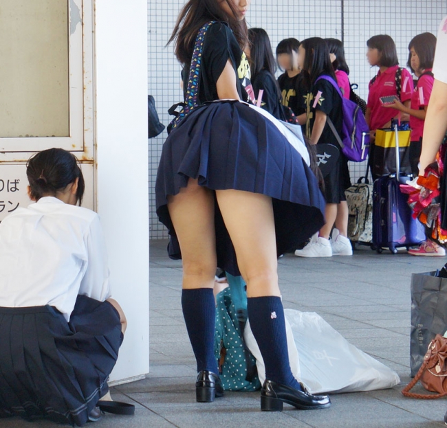 【街撮りJKエロ画像】夏の暑さを吹き飛ばす女子高生の太もも…スカート短すぎてチンポがビンビンですよｗｗｗｗ その4