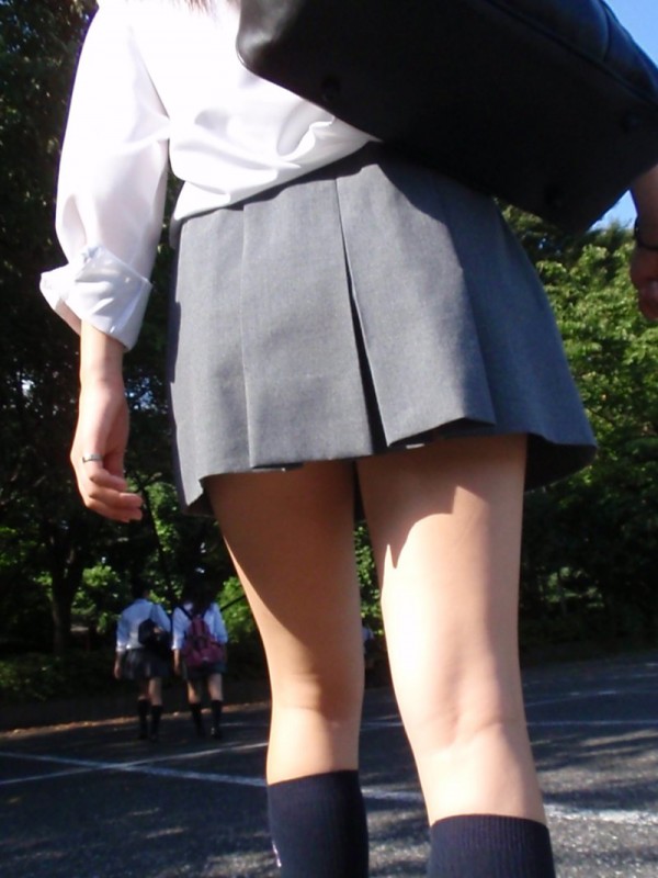 【街撮りJKエロ画像】夏の暑さを吹き飛ばす女子高生の太もも…スカート短すぎてチンポがビンビンですよｗｗｗｗ その16
