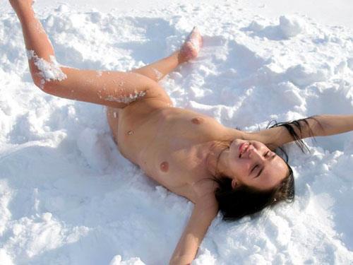【野外露出】暑い季節だからこそ雪の中で裸になりたい！？日米対抗雪山露出ｗｗｗｗｗ その1