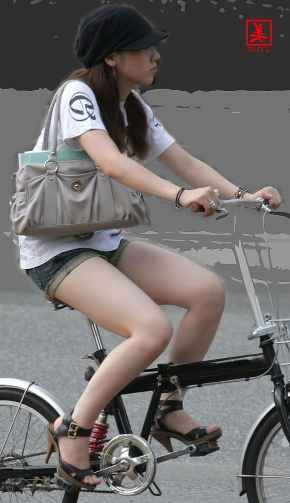【ホットパンツ自転車エロ画像】パンチラしないようにホットパンツで自転車に乗るま～ん（笑）余計にエロくてワロタｗｗｗ その3