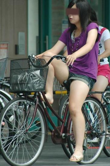 【ホットパンツ自転車エロ画像】パンチラしないようにホットパンツで自転車に乗るま～ん（笑）余計にエロくてワロタｗｗｗ その12