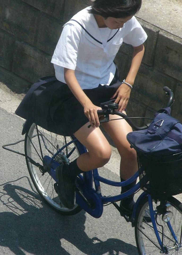 【自転車JK街撮り画像】自転車通学する女子高生の健康的な太ももに釘付け！！めっさエロい脚だなぁｗｗｗ その1