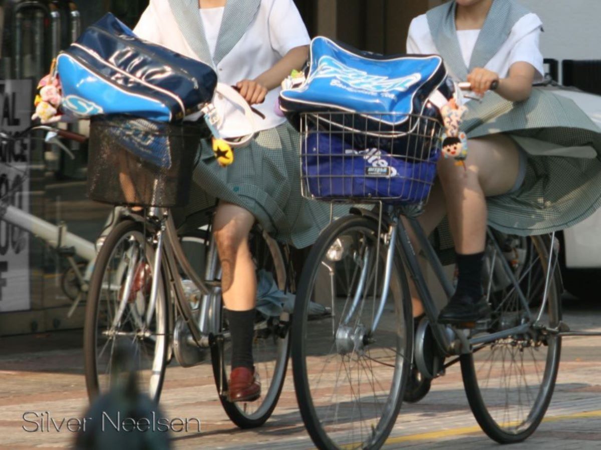 【JK自転車パンチラ】立ち漕ぎは一発アウトｗｗｗパンツが見えたり見えなかったり…自転車通学中の女子高生ｗｗｗ その3