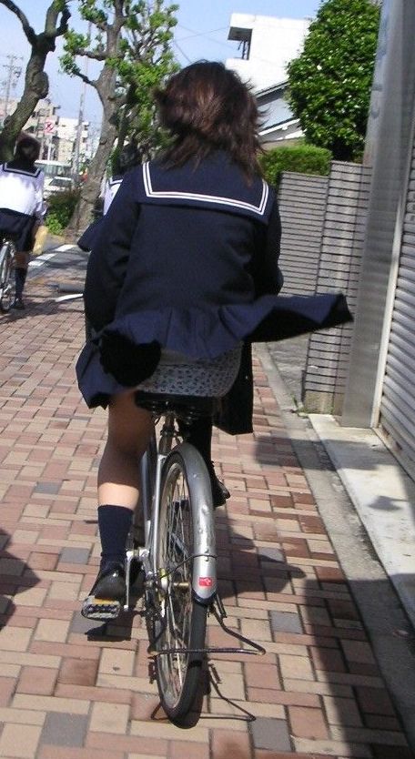 【JK自転車パンチラ】立ち漕ぎは一発アウトｗｗｗパンツが見えたり見えなかったり…自転車通学中の女子高生ｗｗｗ その4