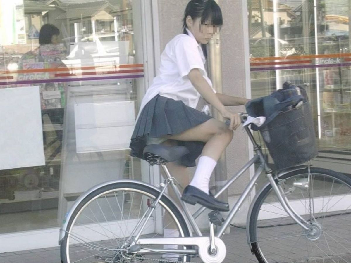 【JK自転車パンチラ】立ち漕ぎは一発アウトｗｗｗパンツが見えたり見えなかったり…自転車通学中の女子高生ｗｗｗ その8
