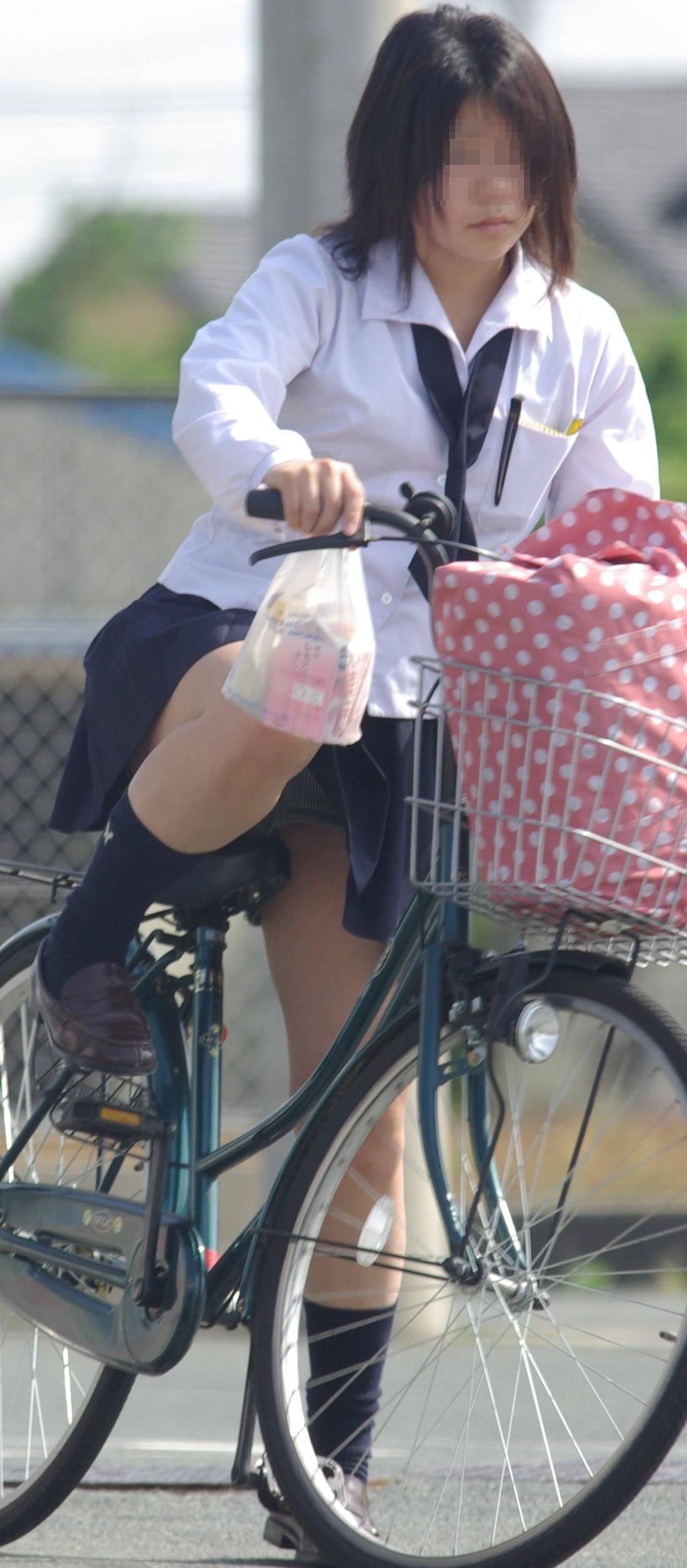 【JK自転車パンチラ】立ち漕ぎは一発アウトｗｗｗパンツが見えたり見えなかったり…自転車通学中の女子高生ｗｗｗ その12