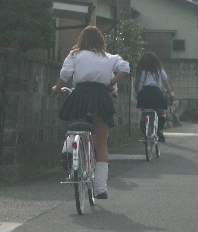 【JK自転車パンチラ】立ち漕ぎは一発アウトｗｗｗパンツが見えたり見えなかったり…自転車通学中の女子高生ｗｗｗ その14