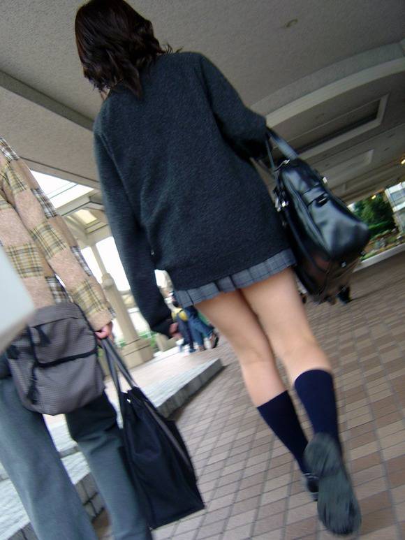 【街撮りJKエロ画像】これぞ天然娘の生脚！やっぱ女子高生の太ももはエロさが一味違うなｗｗｗｗｗ その10