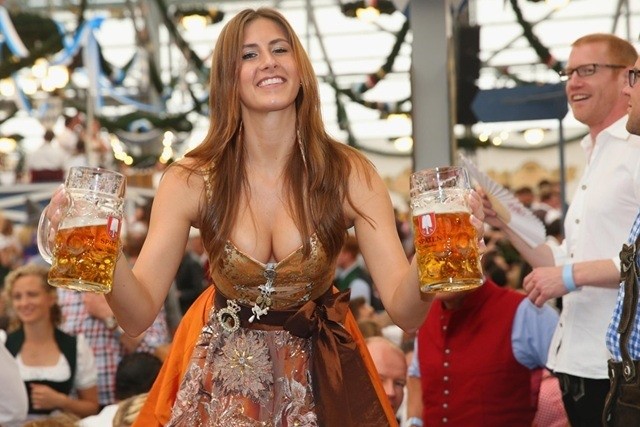 【ビール祭りエロ画像】ドイツのビール祭りがおっぱい祭りだったでござるｗｗｗこの生おっぱい見ながらビール飲みてぇなｗｗｗ その5