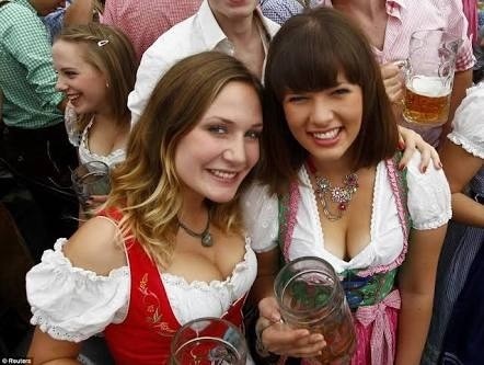 【ビール祭りエロ画像】ドイツのビール祭りがおっぱい祭りだったでござるｗｗｗこの生おっぱい見ながらビール飲みてぇなｗｗｗ その8