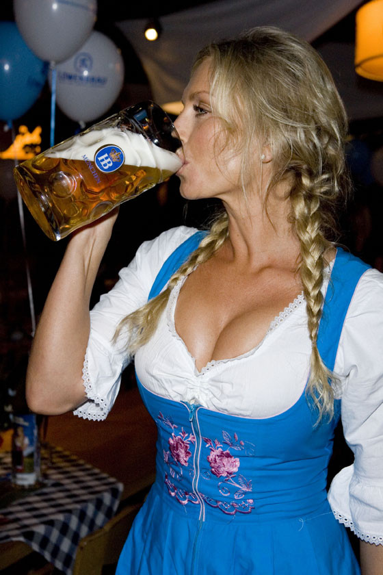 【ビール祭りエロ画像】ドイツのビール祭りがおっぱい祭りだったでござるｗｗｗこの生おっぱい見ながらビール飲みてぇなｗｗｗ その9