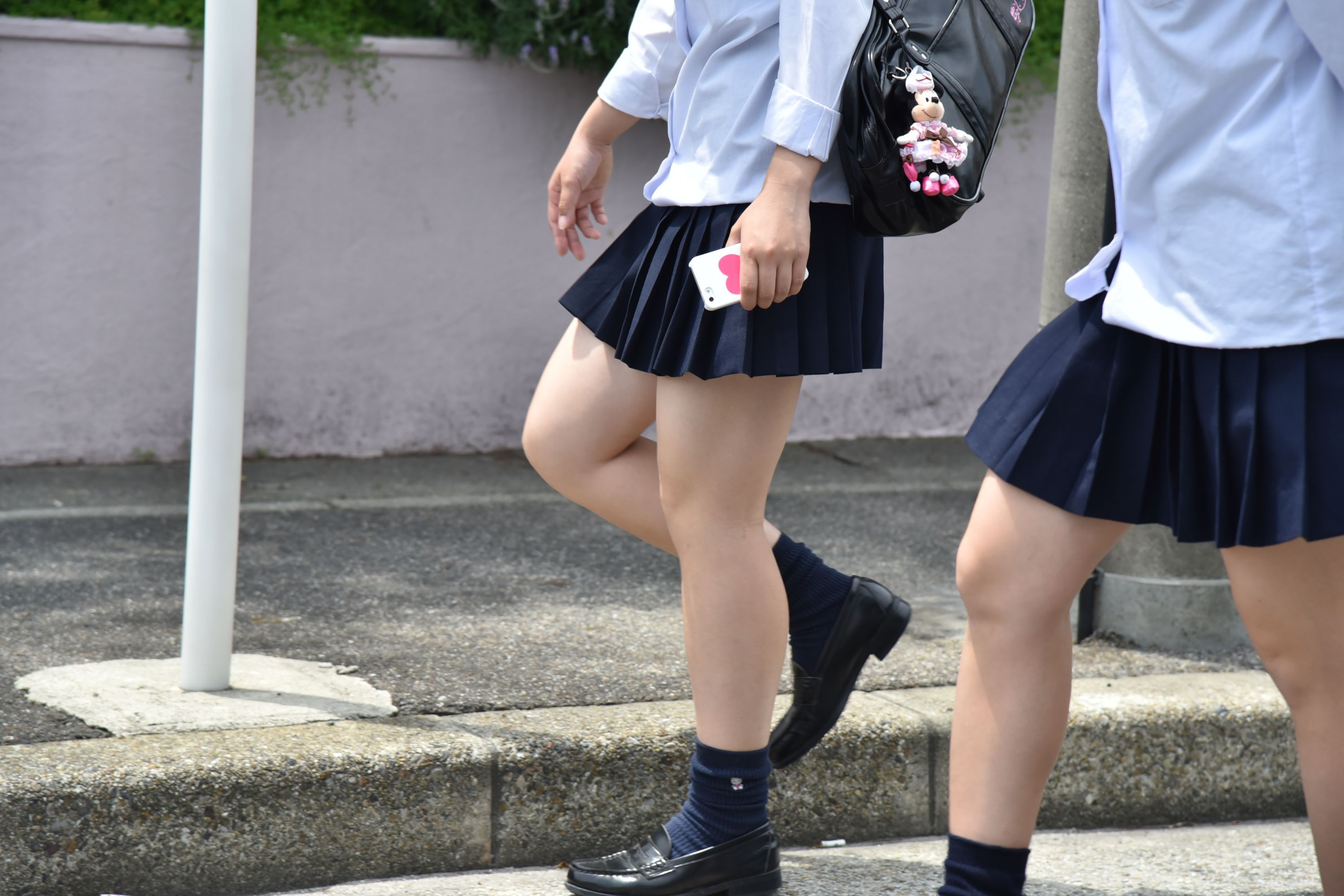 【街撮りJKエロ画像】これはフェチじゃなくても勃起しそうｗｗｗ通学中女子高生の健康的な太もも！ その14