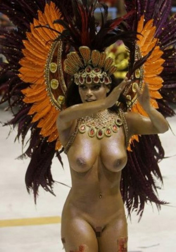 【サンバエロ画像】乳首もマンコもまる見え！ほぼ全裸で踊りながら新年を迎えるブラジルのカウントダウンｗｗｗｗ その12