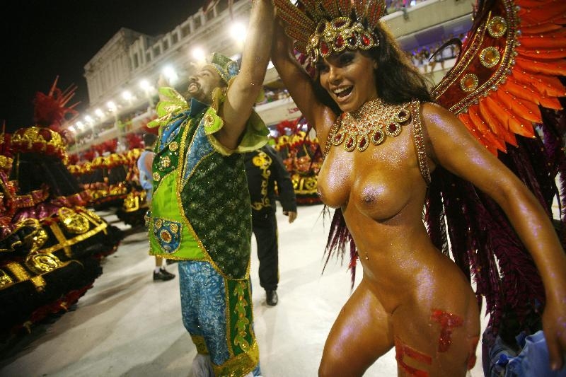 【サンバエロ画像】乳首もマンコもまる見え！ほぼ全裸で踊りながら新年を迎えるブラジルのカウントダウンｗｗｗｗ その13